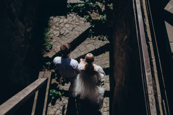 Вид зверху на наречену і наречену, що йде старим містом — стокове фото