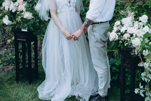 Schnappschuss von Braut und Bräutigam beim Händchenhalten während der Zeremonie — Stockfoto