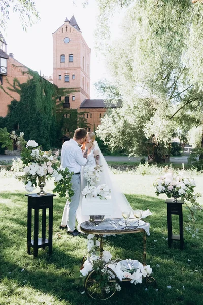Mariée et marié baisers pendant la cérémonie de mariage — Photo de stock
