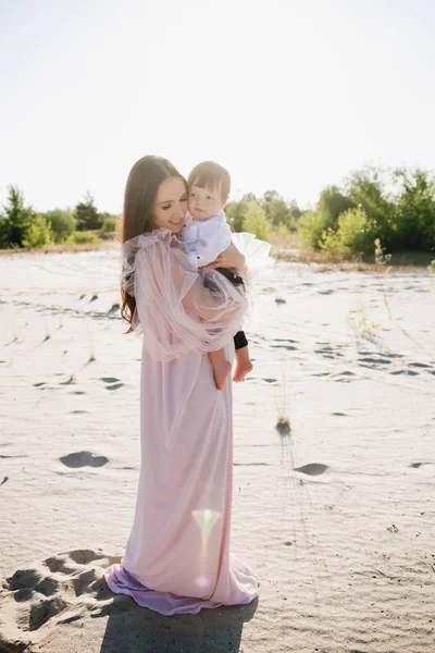 Красивая молодая мать с восхитительным малышом на пляже — стоковое фото