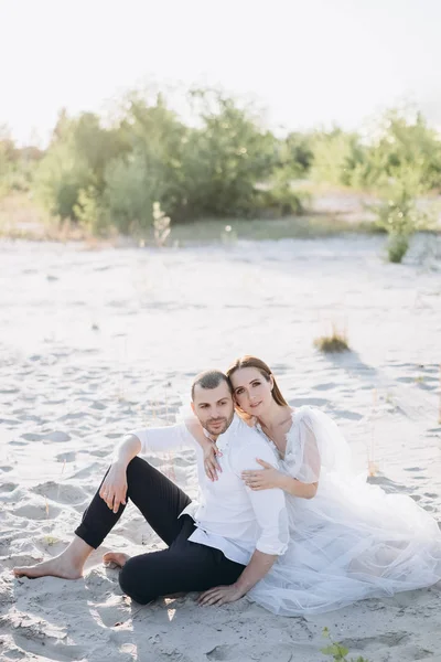 Bella giovane coppia che abbraccia sulla spiaggia — Foto stock