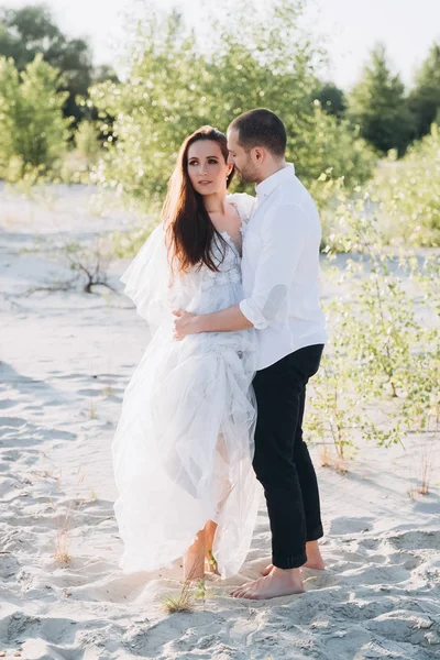 Belo casal feliz abraçando na praia — Fotografia de Stock