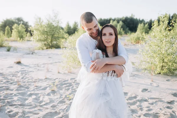 Schönes junges Paar, das sich am Strand umarmt — Stockfoto