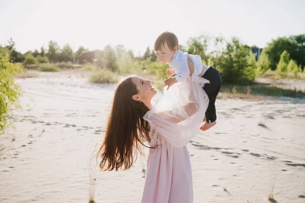 Jeune mère s'amuser avec petit fils sur la plage — Photo de stock