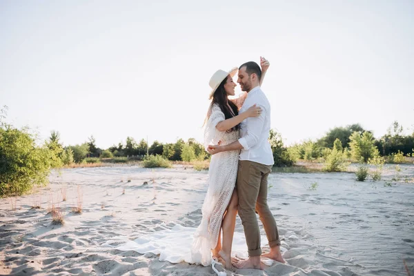 Junges glückliches Paar umarmt sich am schönen Strand — Stockfoto