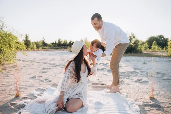 Glückliche Familie mit kleinem Sohn verbringt Zeit am Strand — Stockfoto