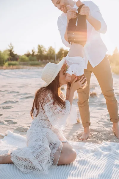 Belle mère embrasser son petit fils sur la plage — Photo de stock