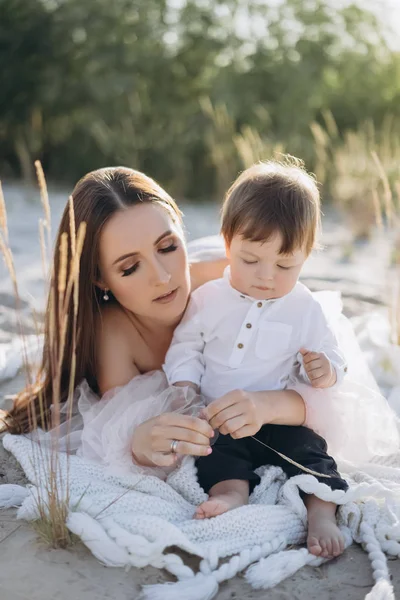 Jeune mère passer du temps avec adorable bébé garçon sur la plage — Photo de stock