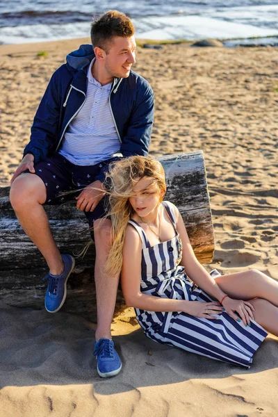 Casal romântico apaixonado na praia de areia com mar no fundo — Fotografia de Stock