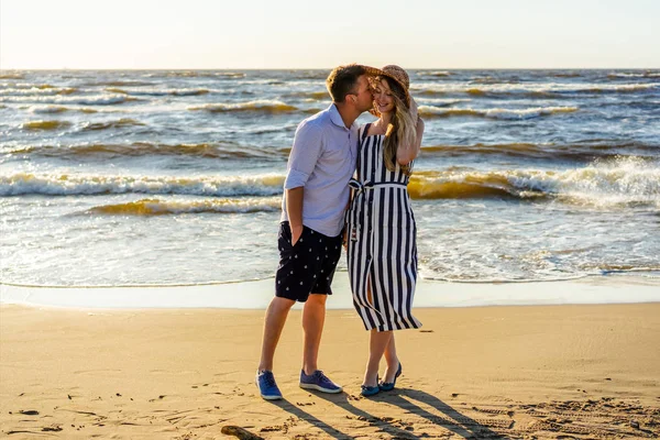 Jovem casal feliz no amor na praia de areia em Riga, Letónia — Fotografia de Stock