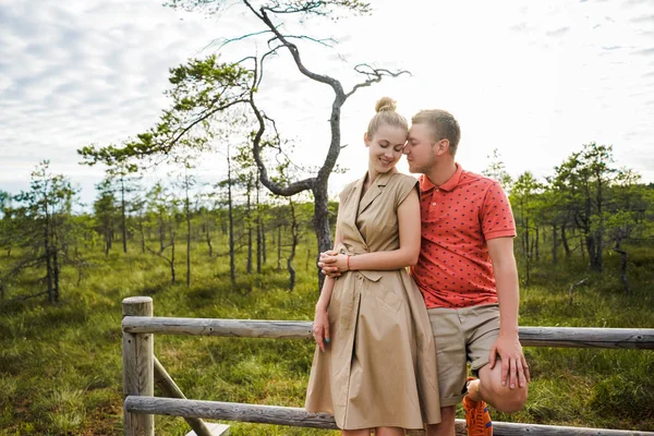 Retrato de pareja amorosa abrazándose con plantas verdes en el fondo - foto de stock