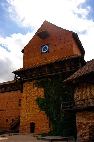 Scena urbana con edificio e cielo nuvoloso blu a Riga, Lettonia — Foto stock