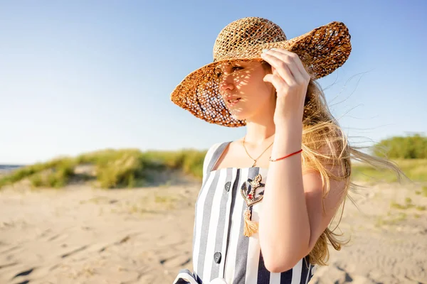 Portrait d'une jolie jeune femme en chapeau de paille sur une plage de sable fin à Riga, Lettonie — Photo de stock