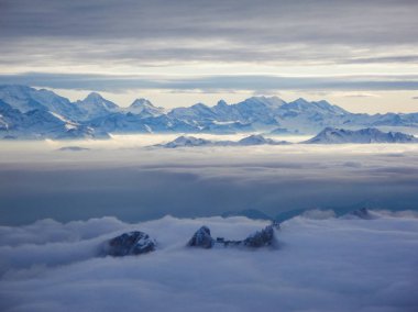 Puslu İsviçreli havadan görünümü şaşırtıcı Alpler ve bulutların üzerinde uçak İsviçre dağ zirveleri