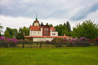 Eski bir kilise Gabenz Almanya'da güzel doğal görünümü