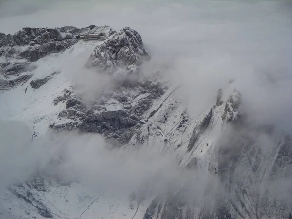 Increíble Vista Aérea Los Alpes Suizos Brumosos Las Nubes Por —  Fotos de Stock