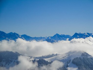 Puslu İsviçreli havadan görünümü şaşırtıcı Alpler ve bulutların üzerinde mount rigi İsviçre dağ zirveleri