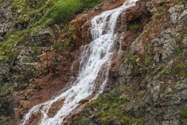 İzlanda'daki güzel şelale bir güneşli gün yaz
