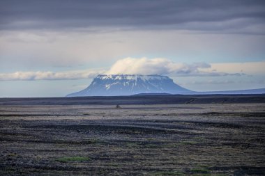 İzlanda yaz vurdu şaşırtıcı doğal dağ manzarası