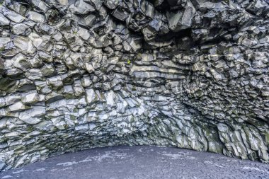İzlanda'daki siyah beach reynisfjara üzerinde garip taş yapıları