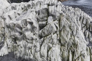 İzlanda'daki siyah beach reynisfjara üzerinde garip taş yapıları