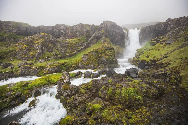 美丽的瀑布在冰岛在一个晴朗的日子夏天 — 图库照片