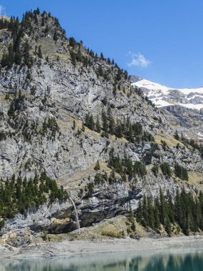 Alpler Panorama görünümünü Kandersteg switzerland yakınındaki bir yürüyüş yolu üzerinde