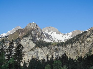 Alpler Panorama görünümünü Kandersteg switzerland yakınındaki bir yürüyüş yolu üzerinde