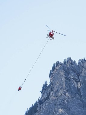 Yangın helikopteri kandersteg switzerland yakınındaki havadaki su deposu ile