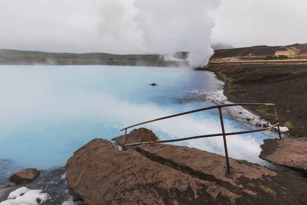 Su akışı içine mavi doğa yıkanmak lake myvatn İzlanda'nın Kuzey yakınında