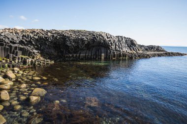 Bazalt taşların üzerinde kalfshamarsvik İzlanda üzerinde farklı renklerde