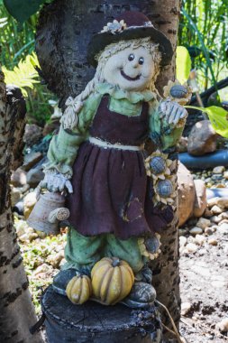Almanya'da bir ağaç üzerinde küçük bahçe korkuluk dekorasyon duran