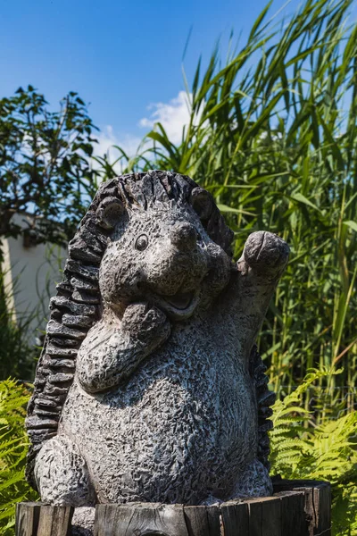 Schöne Kleine Gartenstatue Eines Winkenden Igels Deutschland — Stockfoto