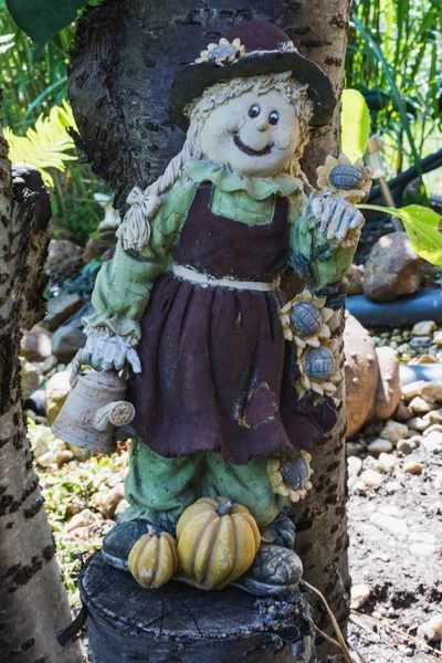 Almanya'da bir ağaç üzerinde küçük bahçe korkuluk dekorasyon duran