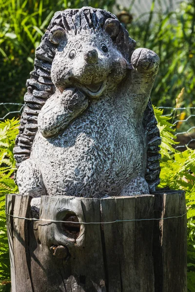 Schöne Kleine Gartenstatue Eines Winkenden Igels Deutschland — Stockfoto