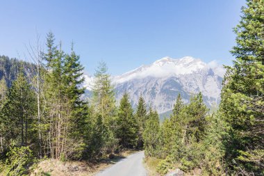 Alpler Panorama görünümünü Kandersteg switzerland yakınındaki bir yürüyüş yolu üzerinde