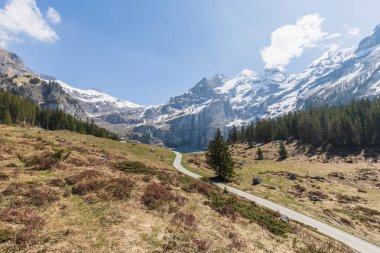Alpler Panorama görünümünü Kandersteg switzerland yakınındaki bir yürüyüş yolu üzerinde
