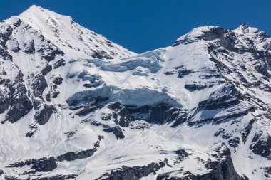 Alpler Panorama görünümünü Kandersteg switzerland yakınındaki bir yürüyüş yolu üzerinde