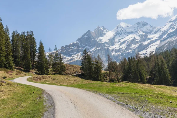 Alpler Panorama görünümünü Kandersteg switzerland yakınındaki bir yürüyüş yolu üzerinde