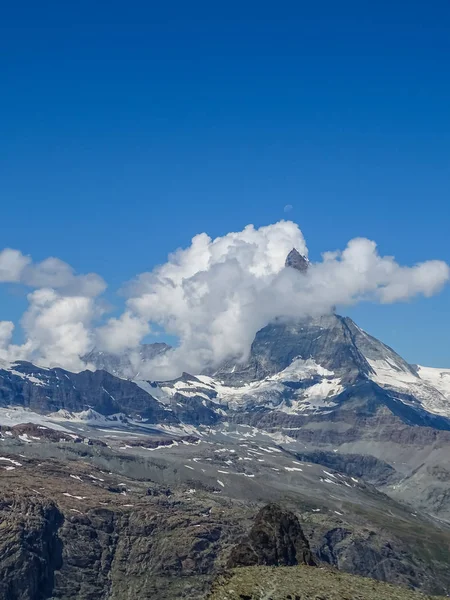 Hold Süt Híres Matterhorn Felhők Kék Svájc — Stock Fotó