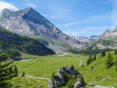 İsviçre, Europe Gemmi geçişte aracılığıyla yüksek dağ yolu üzerinde muhteşem manzara