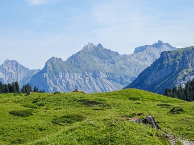 İsviçre, Europe Gemmi geçişte aracılığıyla yüksek dağ yolu üzerinde muhteşem manzara