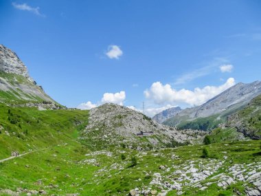 İsviçre, Europe Gemmi geçişte aracılığıyla yüksek dağ yolu üzerinde muhteşem manzara