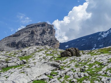 İsviçre, Europe Gemmi geçişte aracılığıyla yüksek dağ yolu üzerinde muhteşem manzara