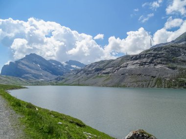 İsviçre, Europe Gemmi geçişte Daubensee gölünün muhteşem manzara