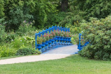 Kötü Muskau Almanya Mannheim Pueckler Park'taki eski köprü mavi