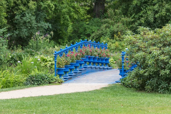 Kötü Muskau Almanya Mannheim Pueckler Park'taki eski köprü mavi