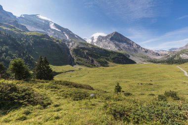 İsviçre, Europe Gemmi geçişte aracılığıyla yüksek dağ yolu üzerinde şaşırtıcı Hdr manzara