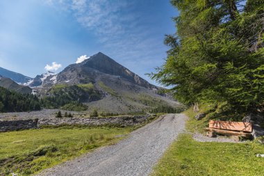 Şaşırtıcı Hdr yatay, İsviçre, Europe Gemmi geçişte bir ahşap Bank