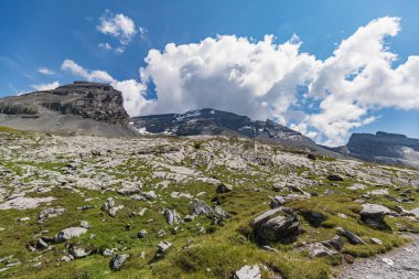 İsviçre, Europe Gemmi geçişte aracılığıyla yüksek dağ yolu üzerinde şaşırtıcı Hdr manzara